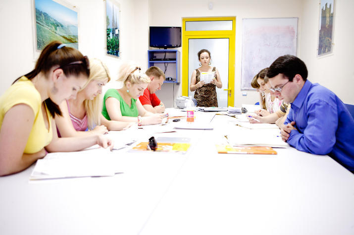 Estudiantes aprendiendo francés