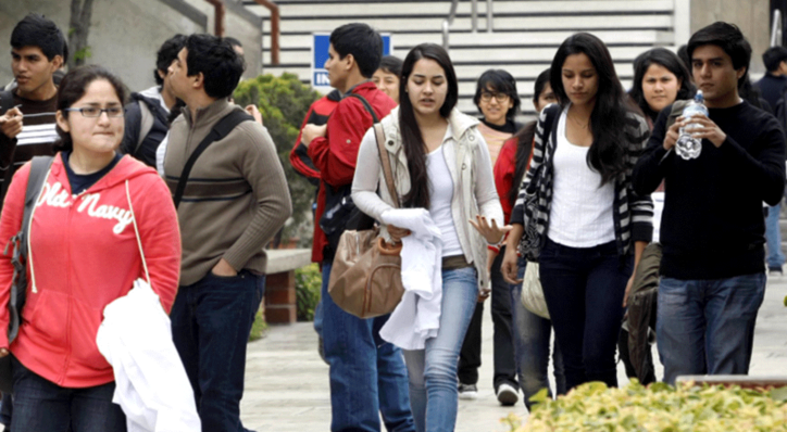 estudiantes caminando